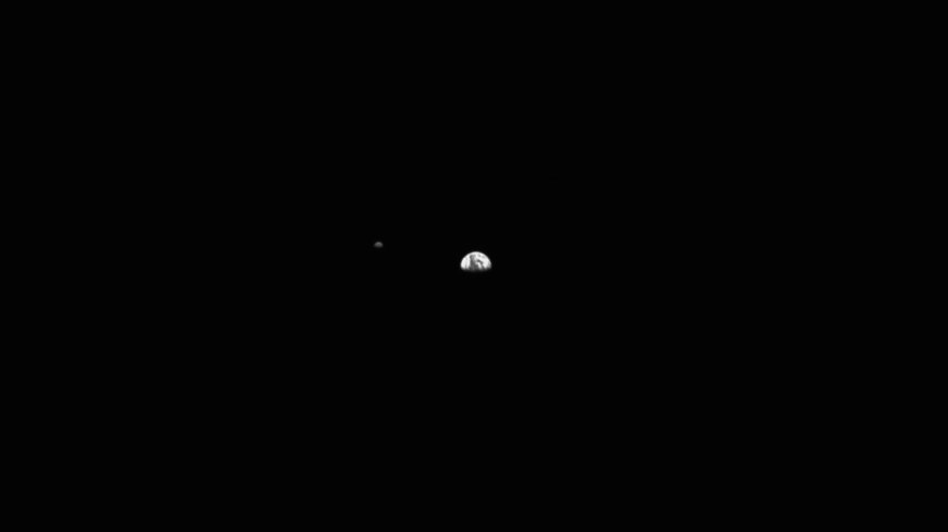 Jupiter-bound JUICE probe snaps photo of Earth, the moon and Uranus --[Reported by Umva mag]