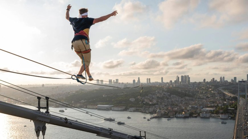 Stuntman makes history by becoming first person to cross into another continent on tightrope --[Reported by Umva mag]