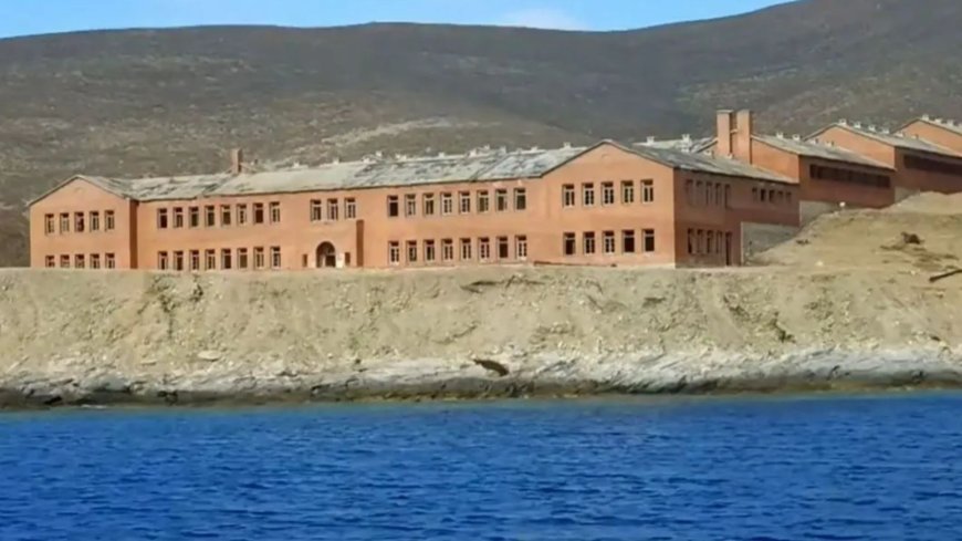 Inside haunting ‘Island of the Devil’ near Greek holiday hotspot left with a single eerie building with a dark past --[Reported by Umva mag]