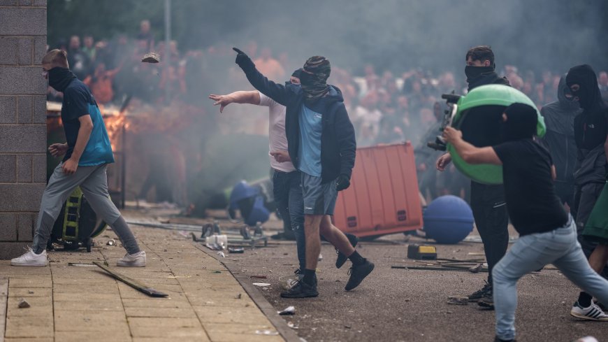 Someone in mask is NOT at protest for peaceful reasons… these are dangerous thugs & will be treated as such --[Reported by Umva mag]