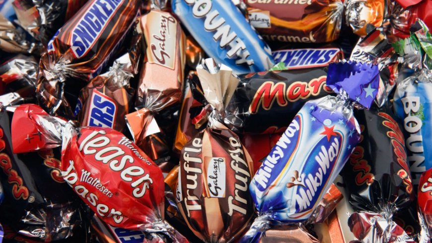 ‘What a rip off’, shoppers fume as shock photo reveals Christmas chocolate favourite is getting SMALLER every year --[Reported by Umva mag]