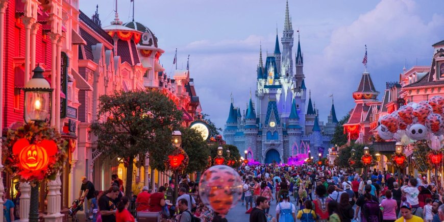 Fall is the best time to visit Disney World. As a former employee, here are 9 of my favorite things to do in the parks. --[Reported by Umva mag]