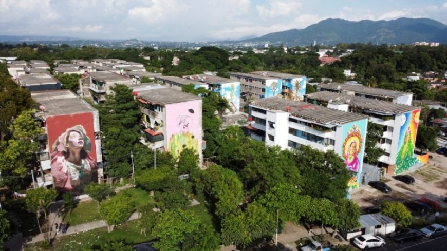 Muralists paint over traces of violence in Salvadoran neighborhood --[Reported by Umva mag]