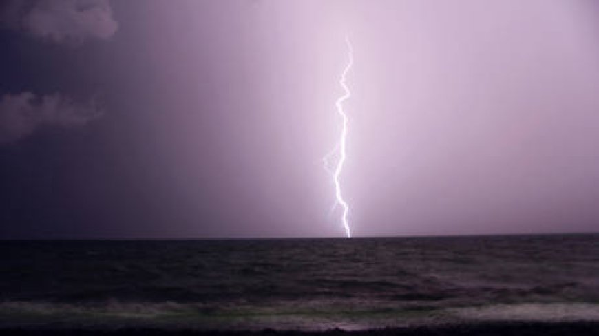 Russian tourist survives lightning strike (VIDEO) --[Reported by Umva mag]