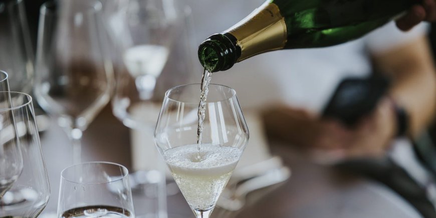 You're probably pouring Champagne wrong, says a master of wine --[Reported by Umva mag]