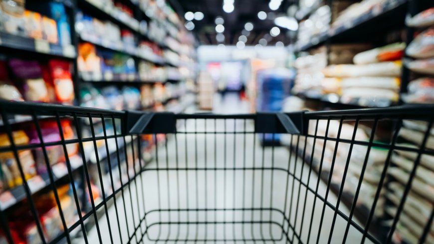 Shoppers could face a shortage of ready meals and pizzas in supermarkets due to a factory row over pay --[Reported by Umva mag]