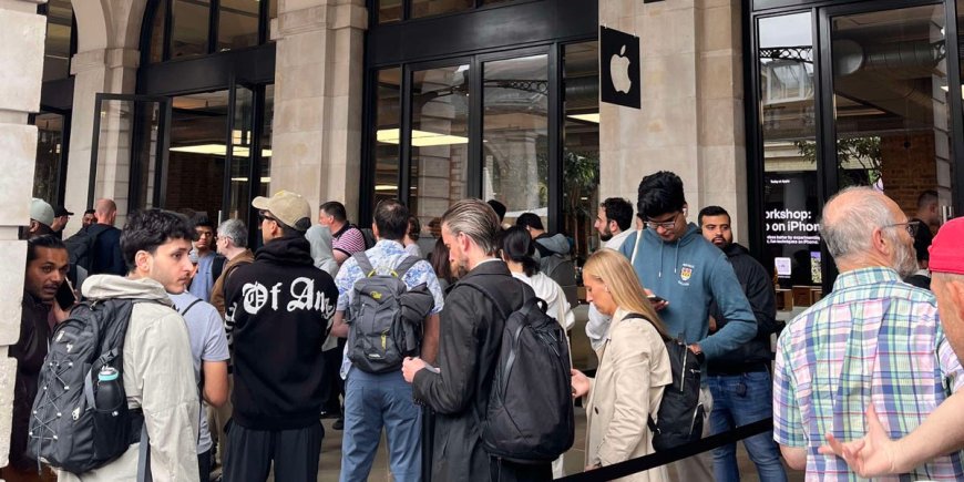 Apple fans line up worldwide as the iPhone 16 officially arrives in stores --[Reported by Umva mag]