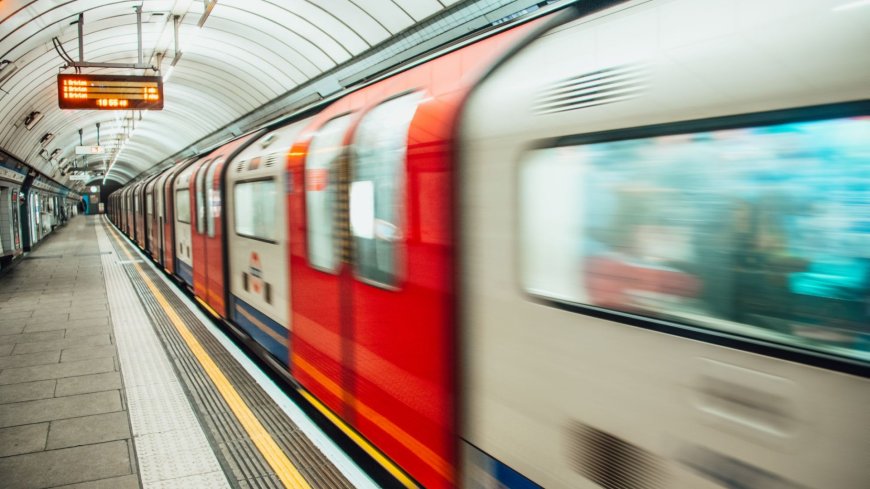 Commuters gobsmacked as HUGE US boyband spotted on London underground travelling to their own sold-out gig --[Reported by Umva mag]