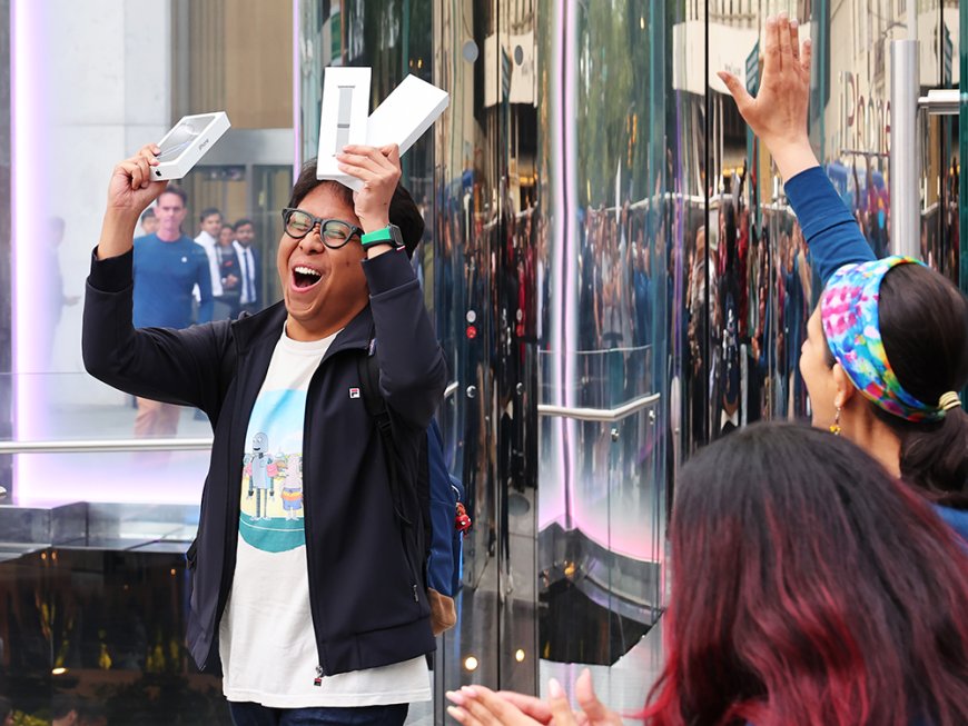 Apple fans flock to stores worldwide for iPhone 16 despite delayed AI rollout --[Reported by Umva mag]