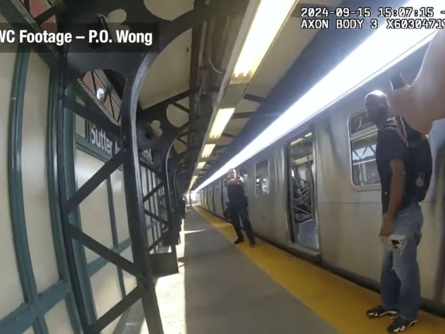 Footage shows NYPD officers firing at man with knife in subway shooting that wounded 4 --[Reported by Umva mag]