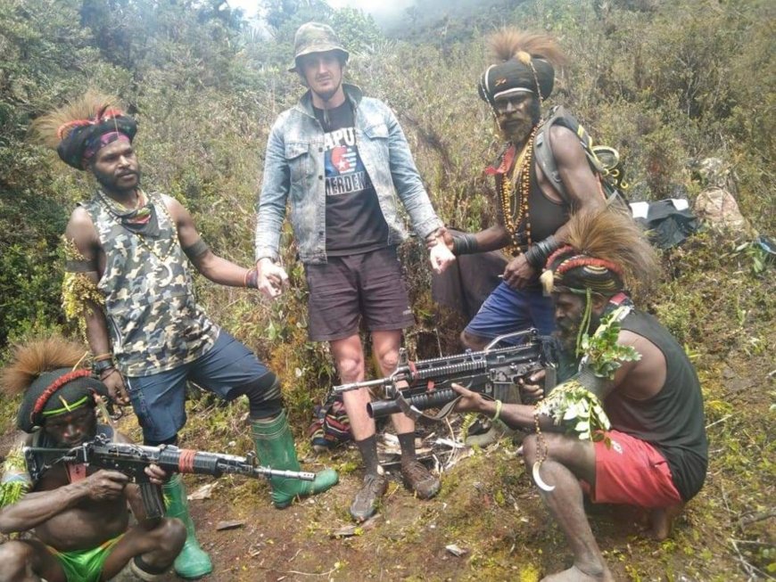 New Zealand pilot Phillip Mehrtens freed by Papua rebels after 19 months --[Reported by Umva mag]