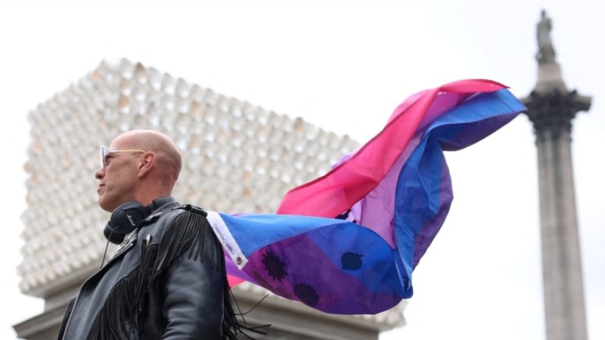 Faces of transgender people adorn an artwork in London's Trafalgar Square --[Reported by Umva mag]