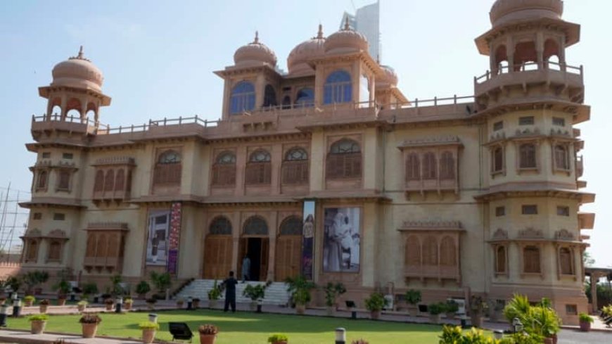 As traces of Pakistani megacity's past vanish, flamboyant pink palace endures --[Reported by Umva mag]