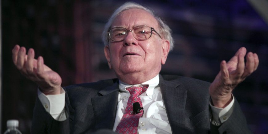 A top-1% fund manager warns Warren Buffett is behaving like he did before the dot-com crash &mdash; and says the S&P 500 could see dismal returns for a decade --[Reported by Umva mag]