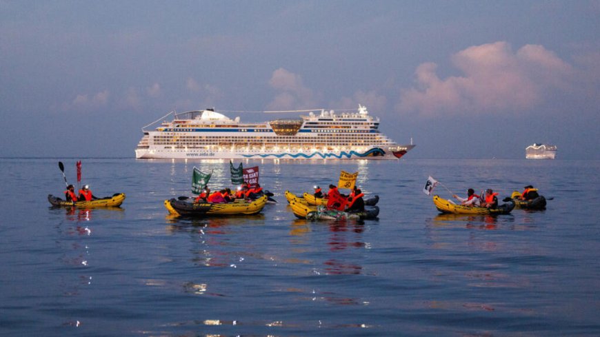 Environmental protesters block French cruise liner port --[Reported by Umva mag]