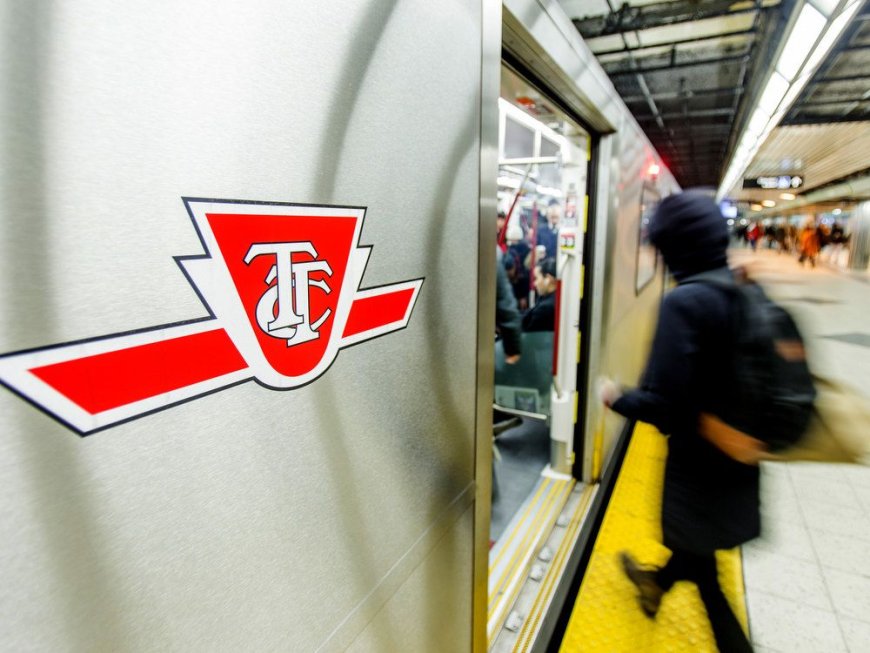 Toronto cop hurt chasing robbery suspect in downtown TTC station --[Reported by Umva mag]