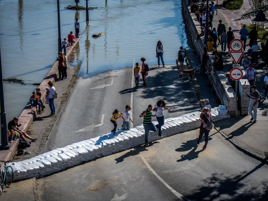 Danube waters reach parliament’s steps as Storm Boris floods Hungary --[Reported by Umva mag]