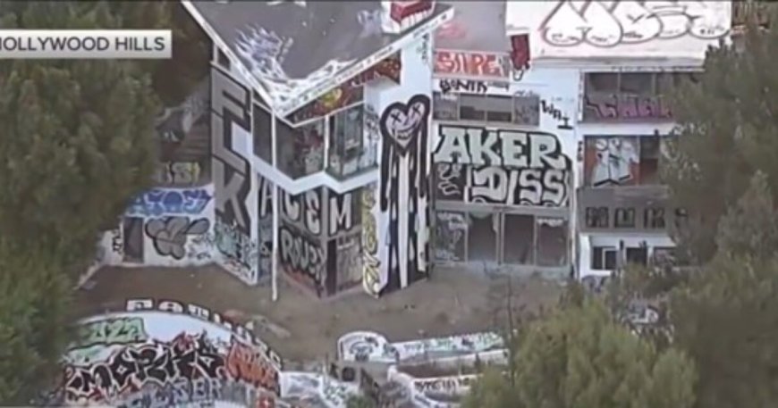 KAMALA’S AMERICA: Violent Squatters Take Over Massive Mansion in Wealthy Los Angeles Neighborhood and Turn it into a Total Dump While Attacking Neighbors (VIDEO) --[Reported by Umva mag]