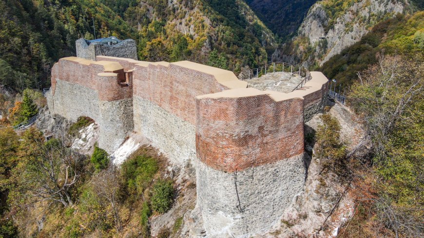 Inside the ruins of Dracula’s REAL castle where bloodthirsty Vlad the Impaler ruled from ‘untouchable’ clifftop fortress --[Reported by Umva mag]