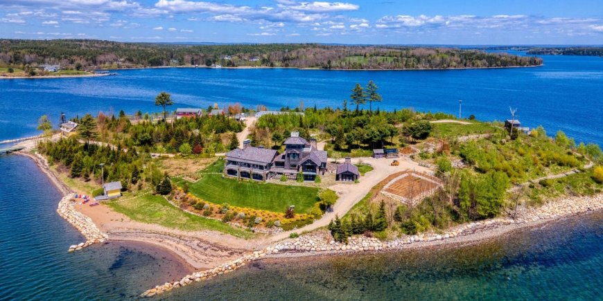 A self-sustaining private island in Canada that can only be reached by boat or helicopter is for sale --[Reported by Umva mag]