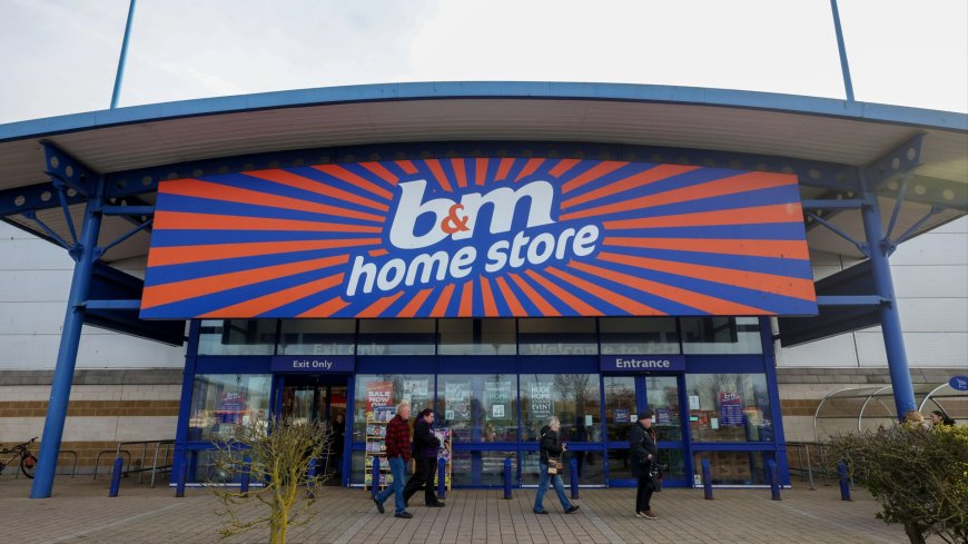 B&M shoppers rush to buy bargain garden furniture essential scanning at tills for £20 instead of £120 --[Reported by Umva mag]