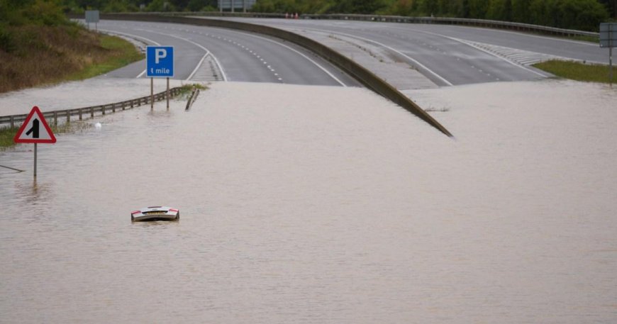 Car completely swamped by floods after entire major road submerged in water --[Reported by Umva mag]