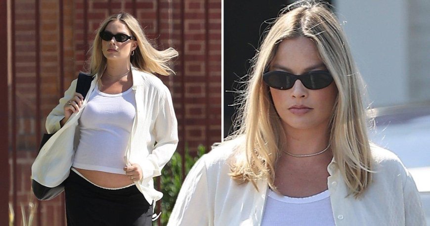 Heavily pregnant Margot Robbie exposes bare baby bump on errand-run --[Reported by Umva mag]