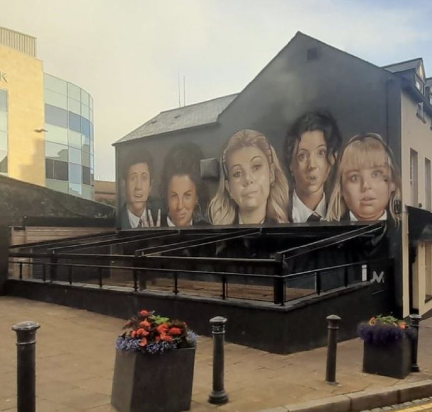 Locals and tourists left disappointed after pub awning blocks part of Derry Girls mural  --[Reported by Umva mag]