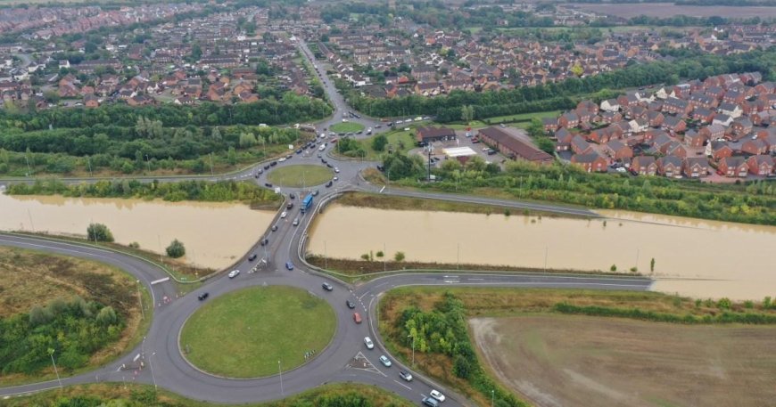 Major road closed for a third day with flood warnings causing travel delays --[Reported by Umva mag]