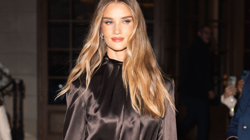 Rosie Huntington-Whiteley stuns in stockings and suspenders at Paris Fashion Week --[Reported by Umva mag]