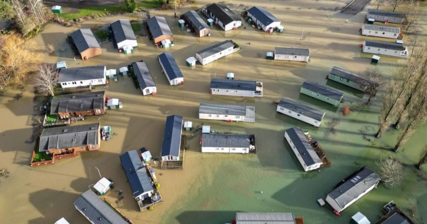 Rescuers evacuate dozens of people and 22 dogs after holiday park flooded --[Reported by Umva mag]