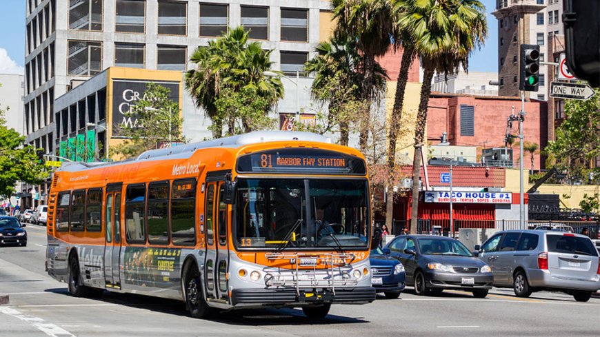 Police chase hijacked bus in Los Angeles with hostages on board --[Reported by Umva mag]