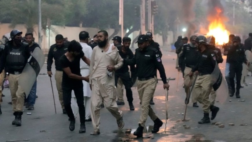 Pakistani police fired tear gas, charge protesters in Karachi --[Reported by Umva mag]