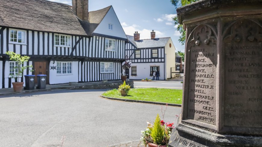 Pretty English village with huge sailing reservoir, quaint thatched houses and ties to the Gunpowder Plot --[Reported by Umva mag]