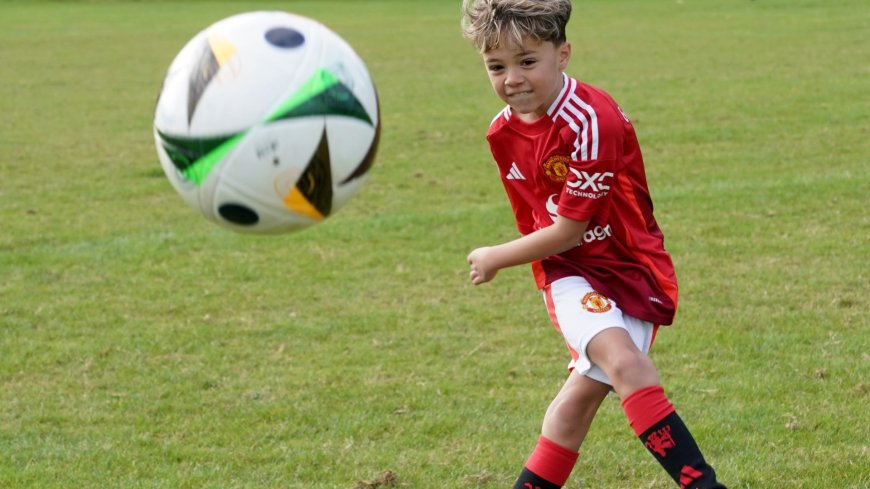 Brave Man Utd fan Anderson Pollard shows off footie skills after giving cancer the boot --[Reported by Umva mag]