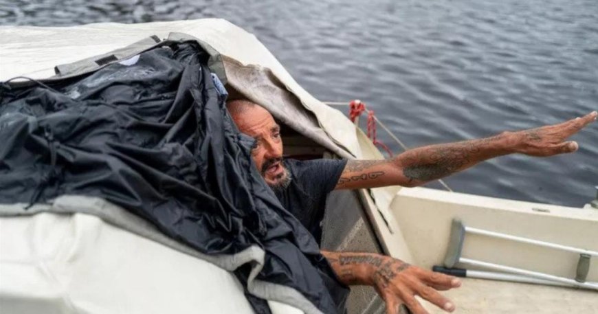 Lieutenant Dan took on Hurricane Milton in a boat in the bay and won --[Reported by Umva mag]