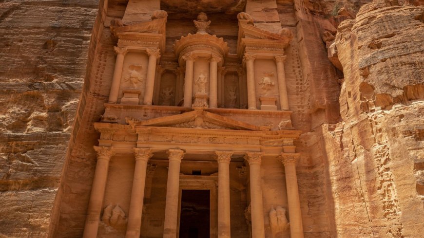 Incredible secret TOMB hiding 12 skeletons & ‘Holy Grail’ cup found under Indiana Jones landmark Petra by archaeologists --[Reported by Umva mag]