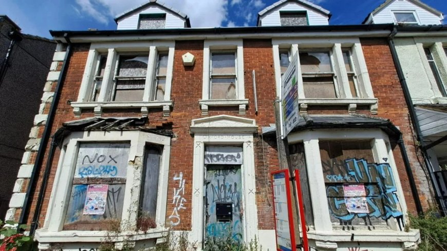 ‘It looks like a bombsite!’ Neighbours on ‘poshest street’ fume over ‘eyesore’ derelict home abandoned for 20 years --[Reported by Umva mag]