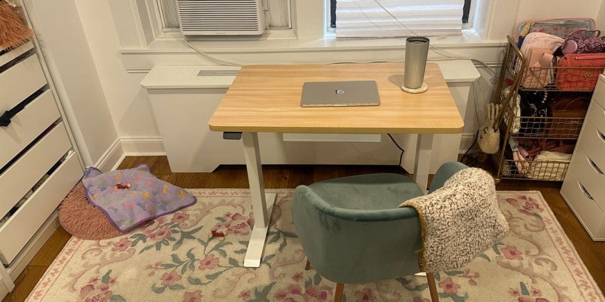 This small-space-friendly standing desk is the perfect work-from-home setup for my tiny NYC studio --[Reported by Umva mag]