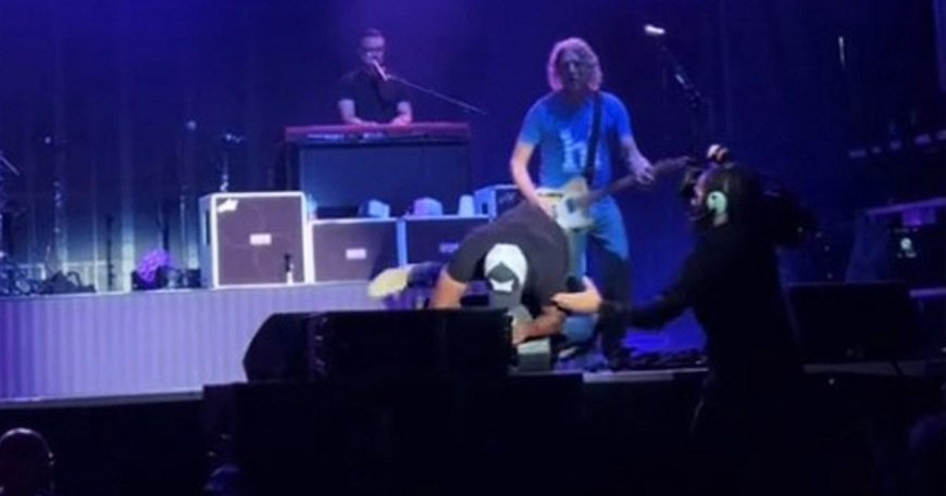 90s rockstar, 58, almost falls off stage in catastrophic moment --[Reported by Umva mag]