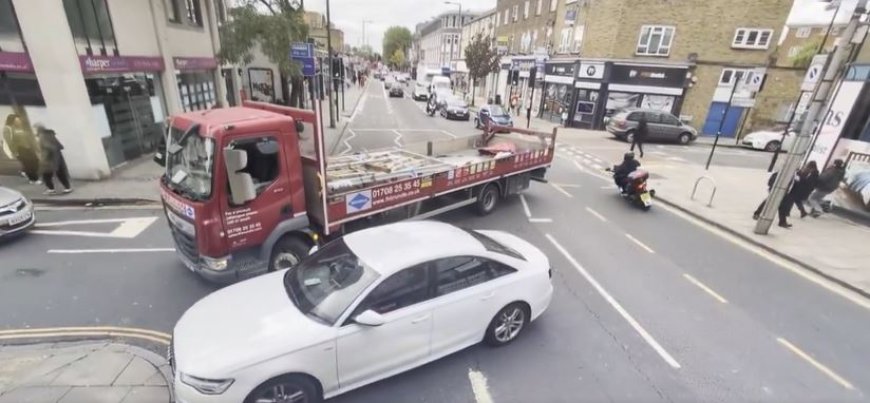 “This is like a staged scenario” – Unbelievable moment flatbed lorry attempting to reverse onto main road repeatedly blocked by throng of impatient drivers at every angle --[Reported by Umva mag]