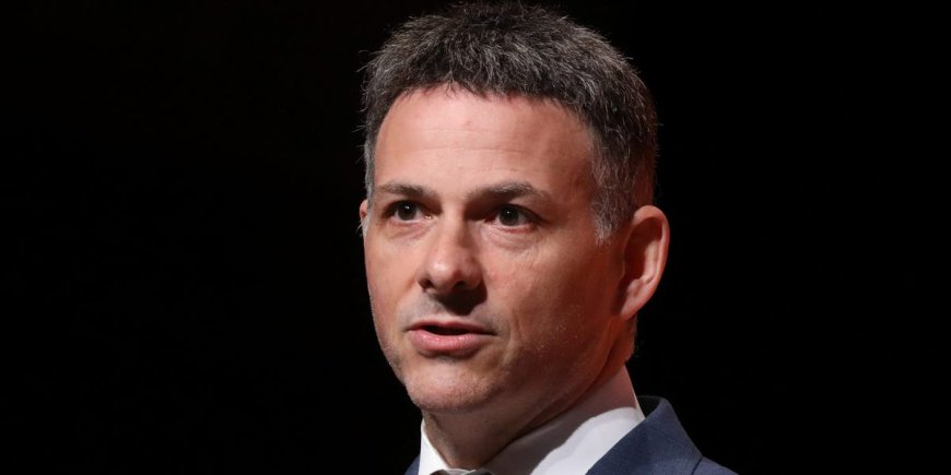 Billionaire investor David Einhorn says Warren Buffett's recent stock sales show just how overvalued the market is --[Reported by Umva mag]