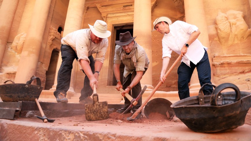 2,000-year-old tomb holding 12 skeletons found at Petra where 'Indiana Jones and the Last Crusade' was filmed --[Reported by Umva mag]