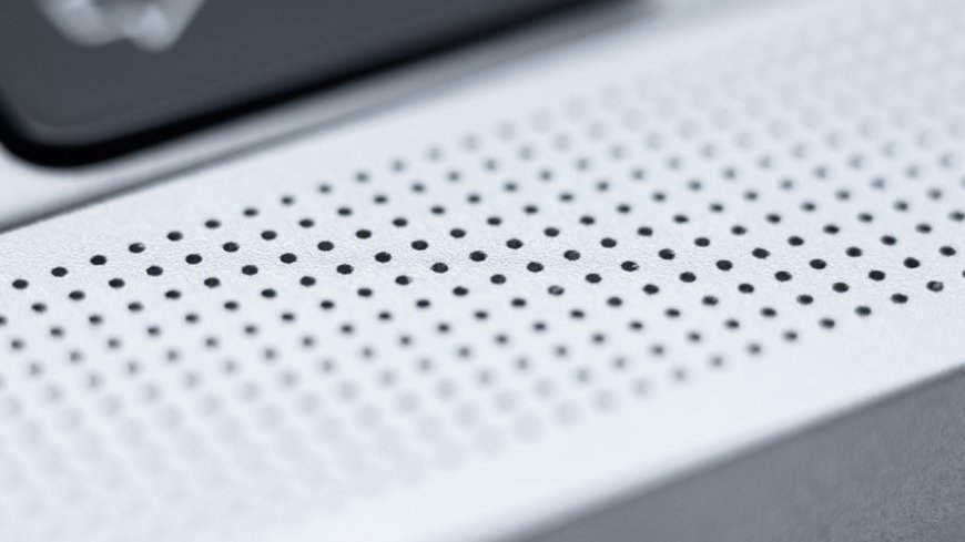 Be Careful When Cleaning Your MacBook's (Mostly Fake) Speaker Grille --[Reported by Umva mag]