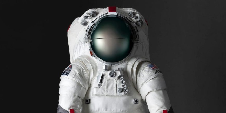 The next time an astronaut steps foot on the moon, it could be in a Prada spacesuit. See the design. --[Reported by Umva mag]