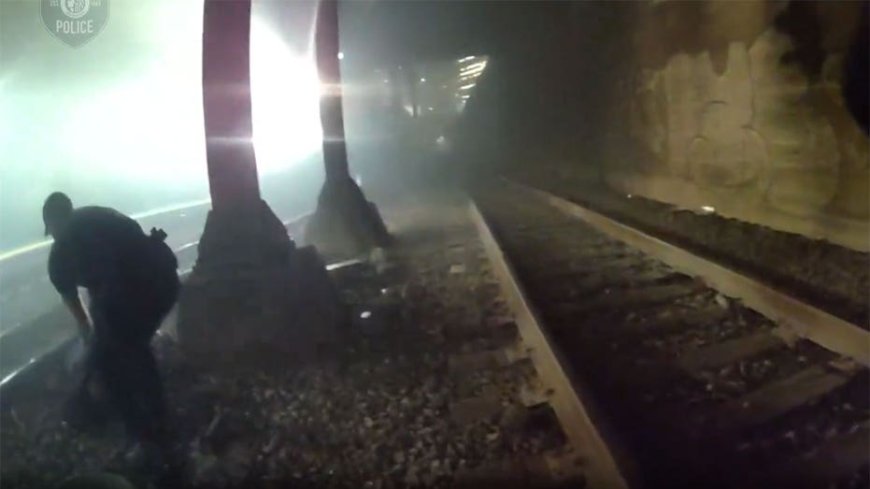 Heart-stopping video shows Seattle police rescue man from tracks moments before train roars past --[Reported by Umva mag]