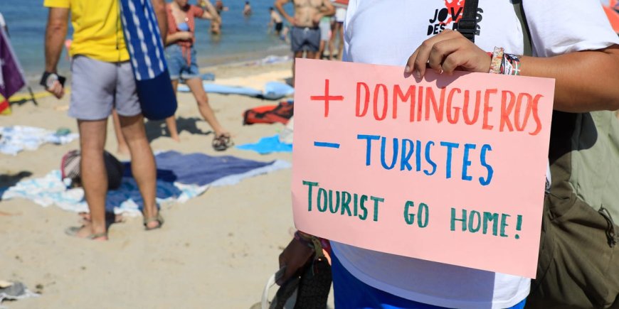 Tourism in Spain is booming, despite protests that included spraying visitors with water guns --[Reported by Umva mag]