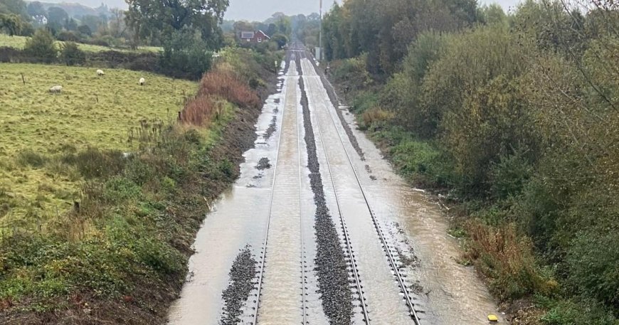 Morning travel chaos on trains and roads after flooding caused by heavy rain --[Reported by Umva mag]