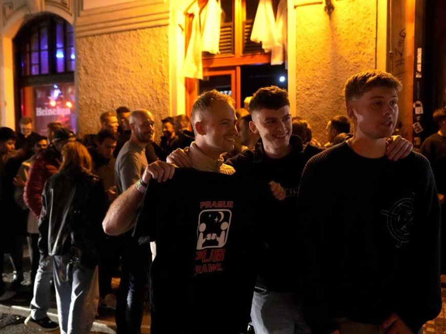 Prague bans nighttime pub crawls to deal with drunk and rowdy visitors --[Reported by Umva mag]