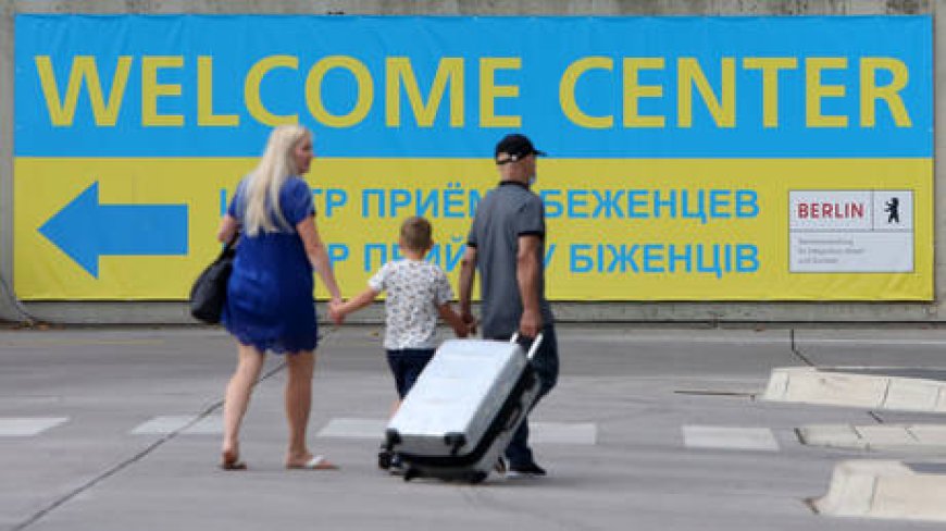 Quarter of Ukrainians in EU don’t plan to return home – survey --[Reported by Umva mag]